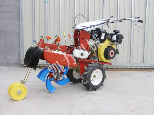 葡萄開溝埋藤機